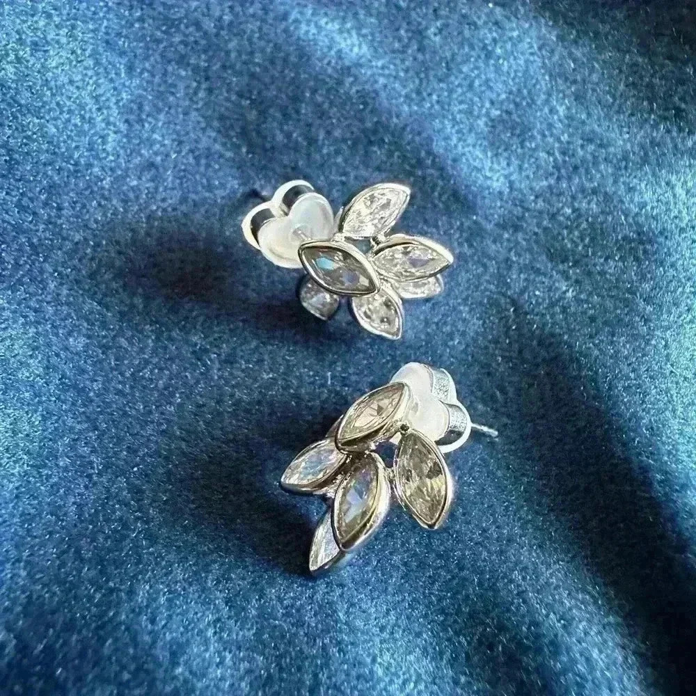 Hipeach Leaf Earring - image 1